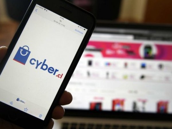 CyberDay.cl visto en un celular.