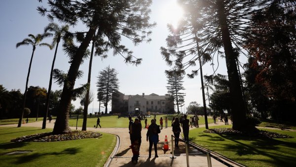 Personas visitando el Cerro Castillo en el Día del Patrimonio
