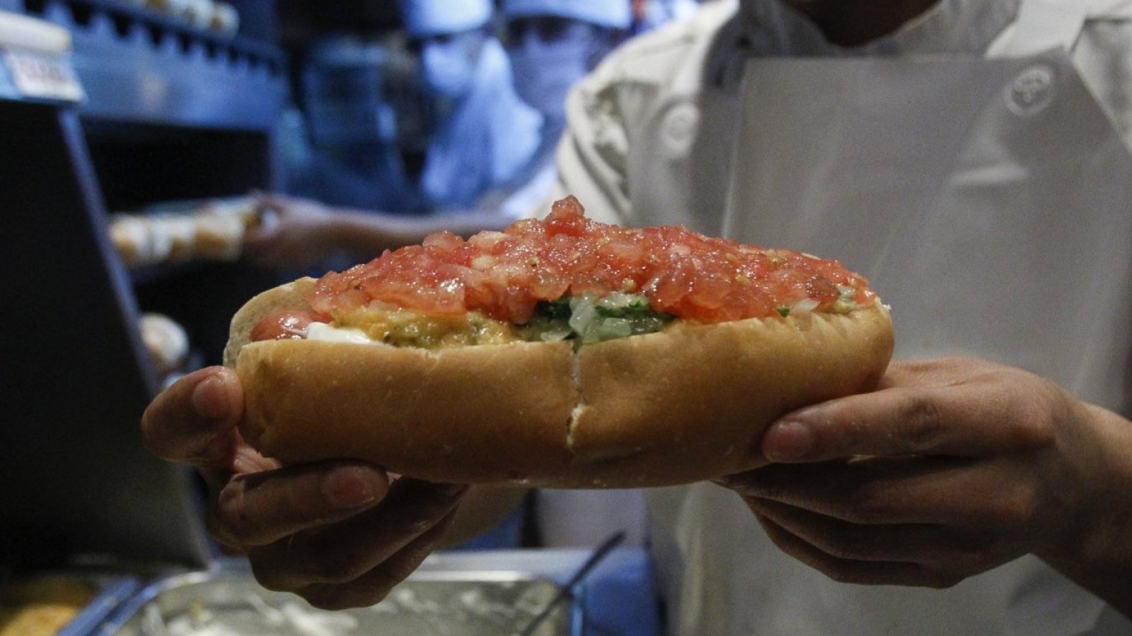 Cocinero mostrando un completo.