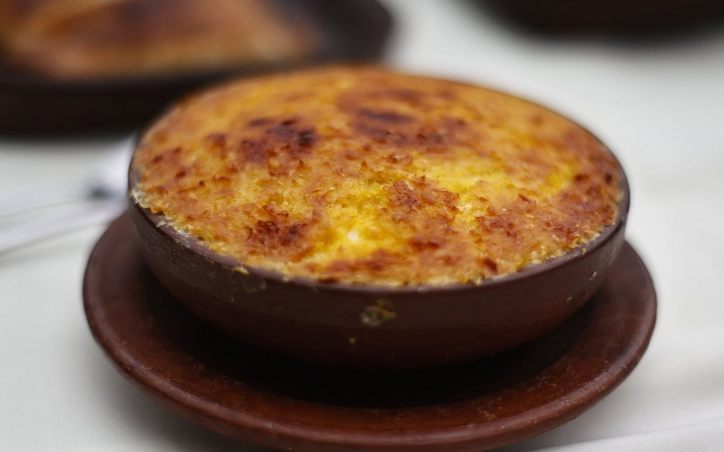 Pastel de choclo completo en plato de greda.