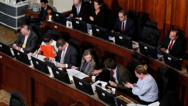Integrantes de la Comisión Experta sesionando