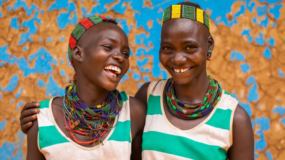 Mujeres jóvenes de la tribu Hamer riendo, valle de Omo, Dimeka, Etiopía.