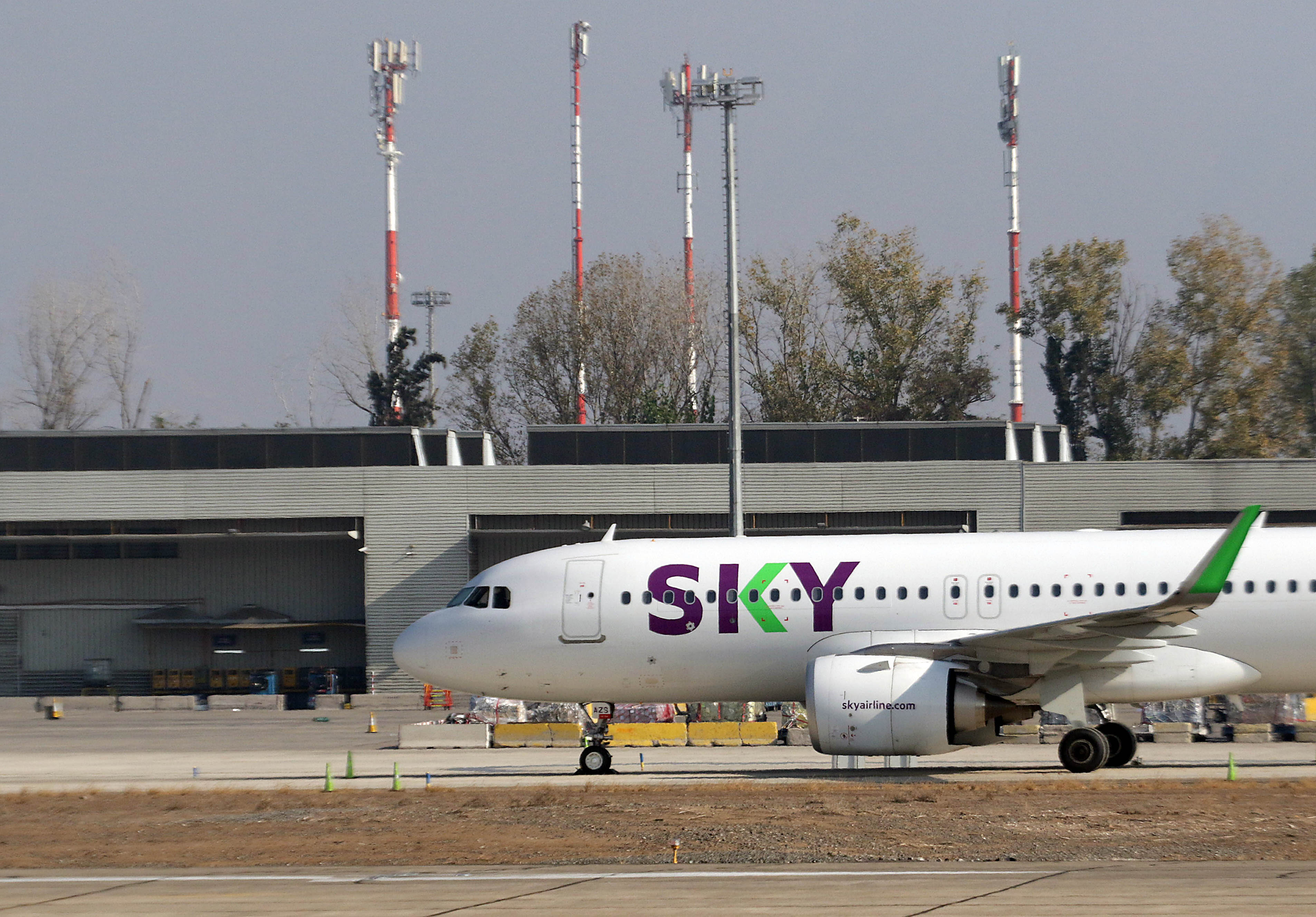 Avión de SKY sobre la loza del aeropuerto.