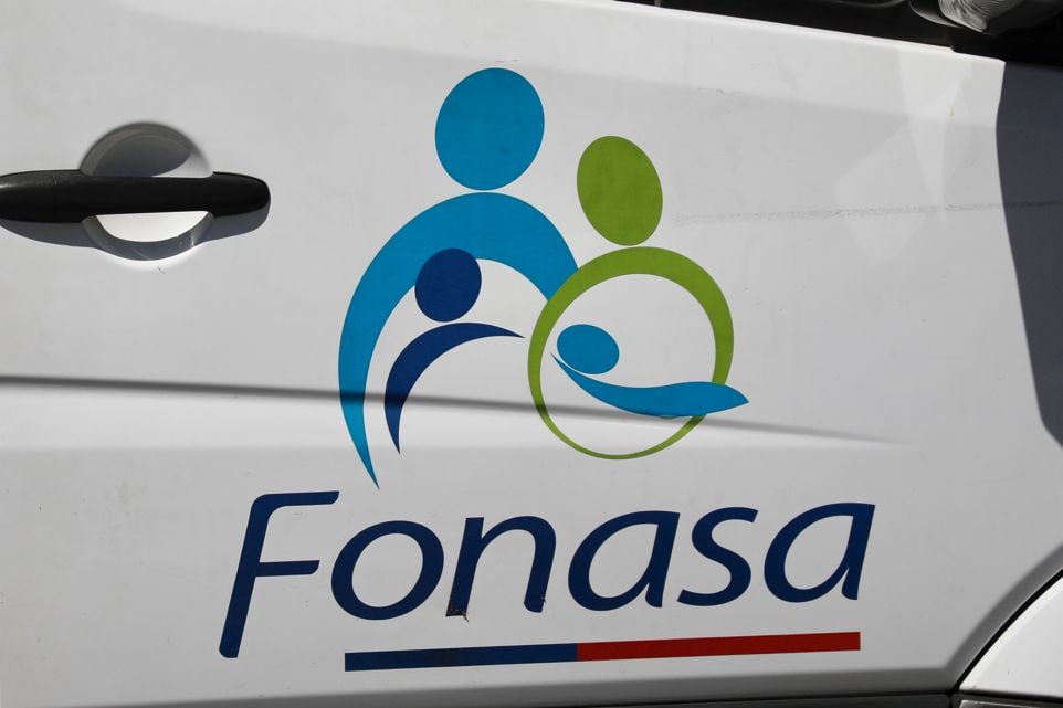 Logo de Fonasa sobre la puerta de un auto.