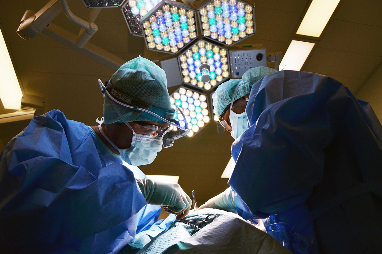 Doctores operando al interior de un pabellón.