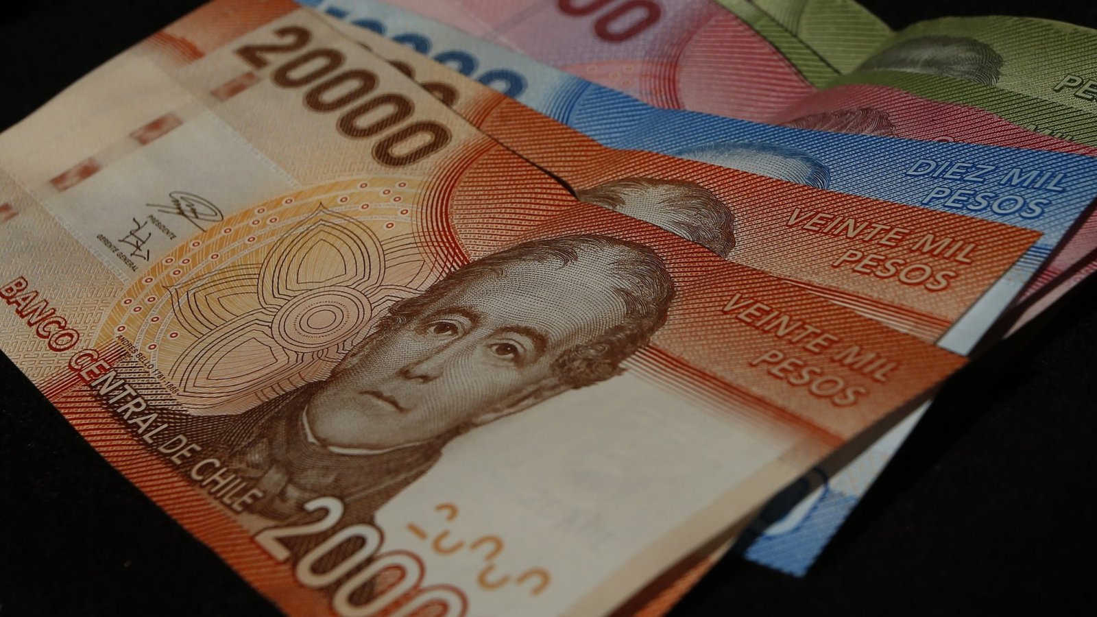 Billetes de 20 mil, 10 mil y 5 mil pesos chilenos.