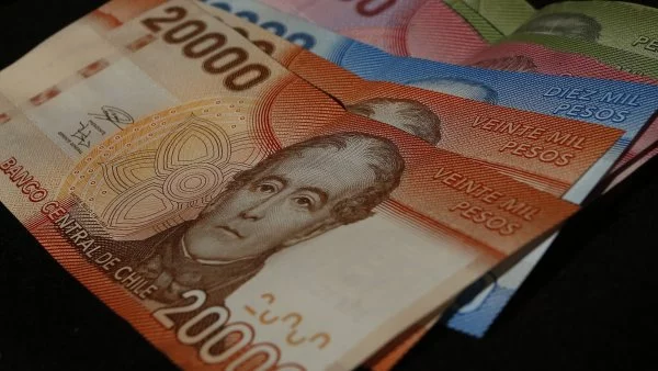 Billetes de 20 mil, 10 mil y 5 mil pesos chilenos.