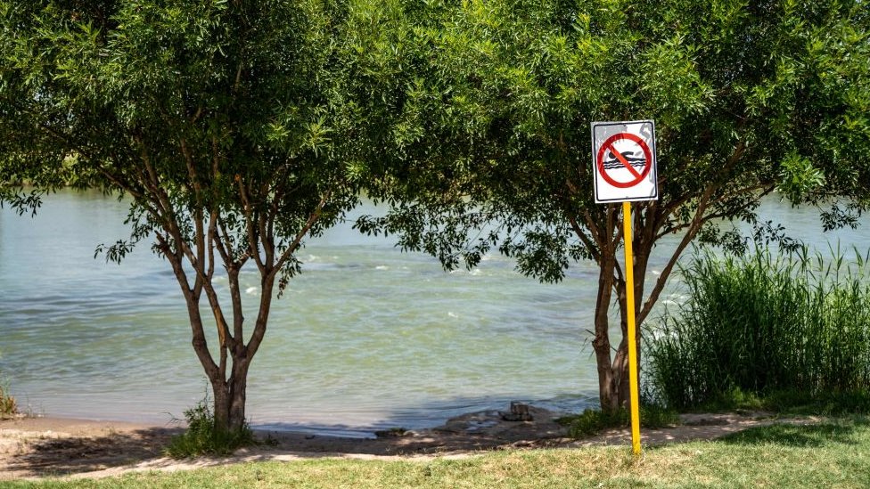 Señal de prohibido nadar en el rio Bravo por el sector de Piedras Negras.
