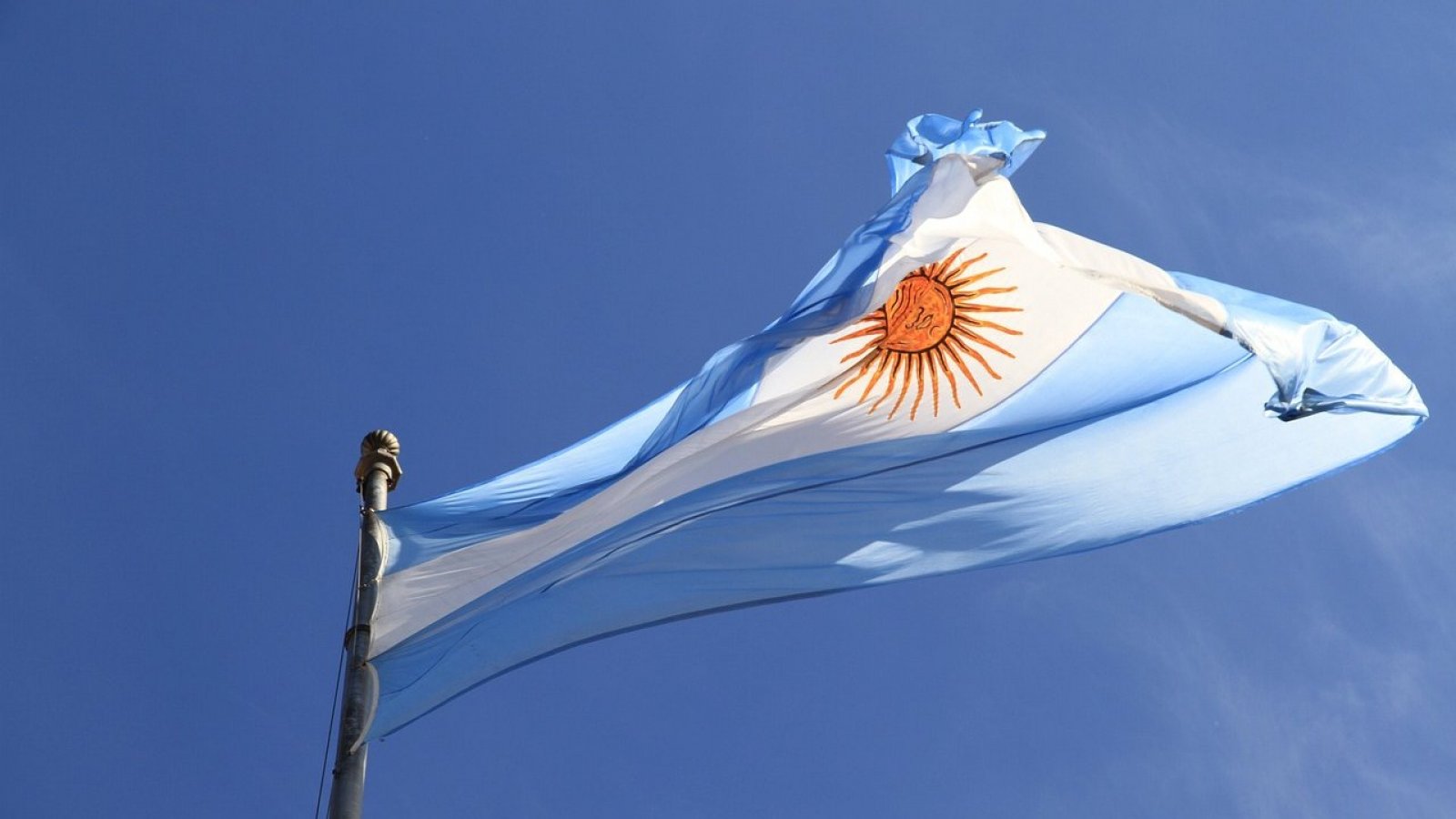 Bandera de Argentina flameando.