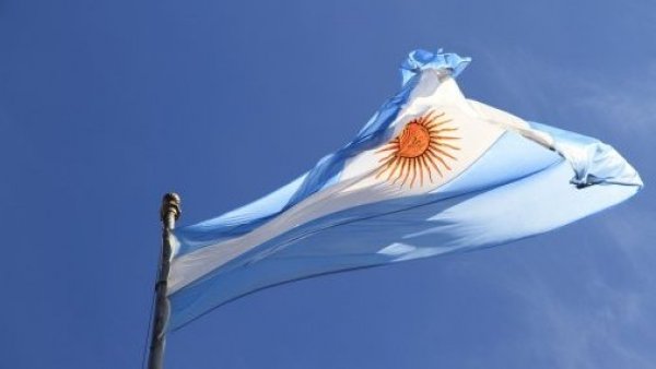Bandera de Argentina flameando.