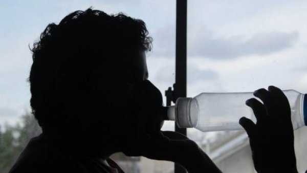 Persona siendo nebulizada.