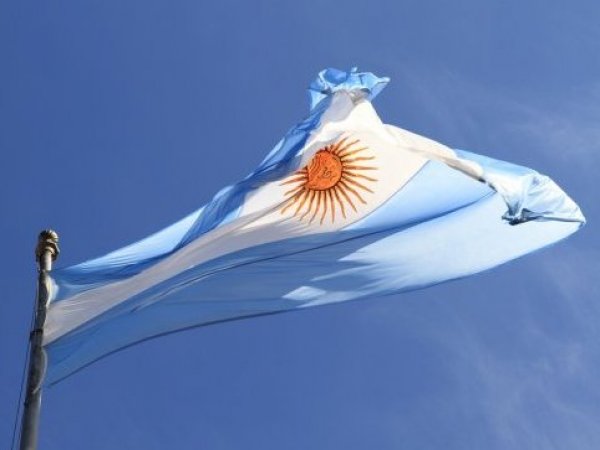 Bandera de Argentina flameando.