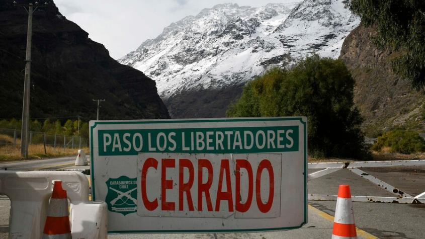 Letrero de cierre de paso fronterizo Los Libertadores