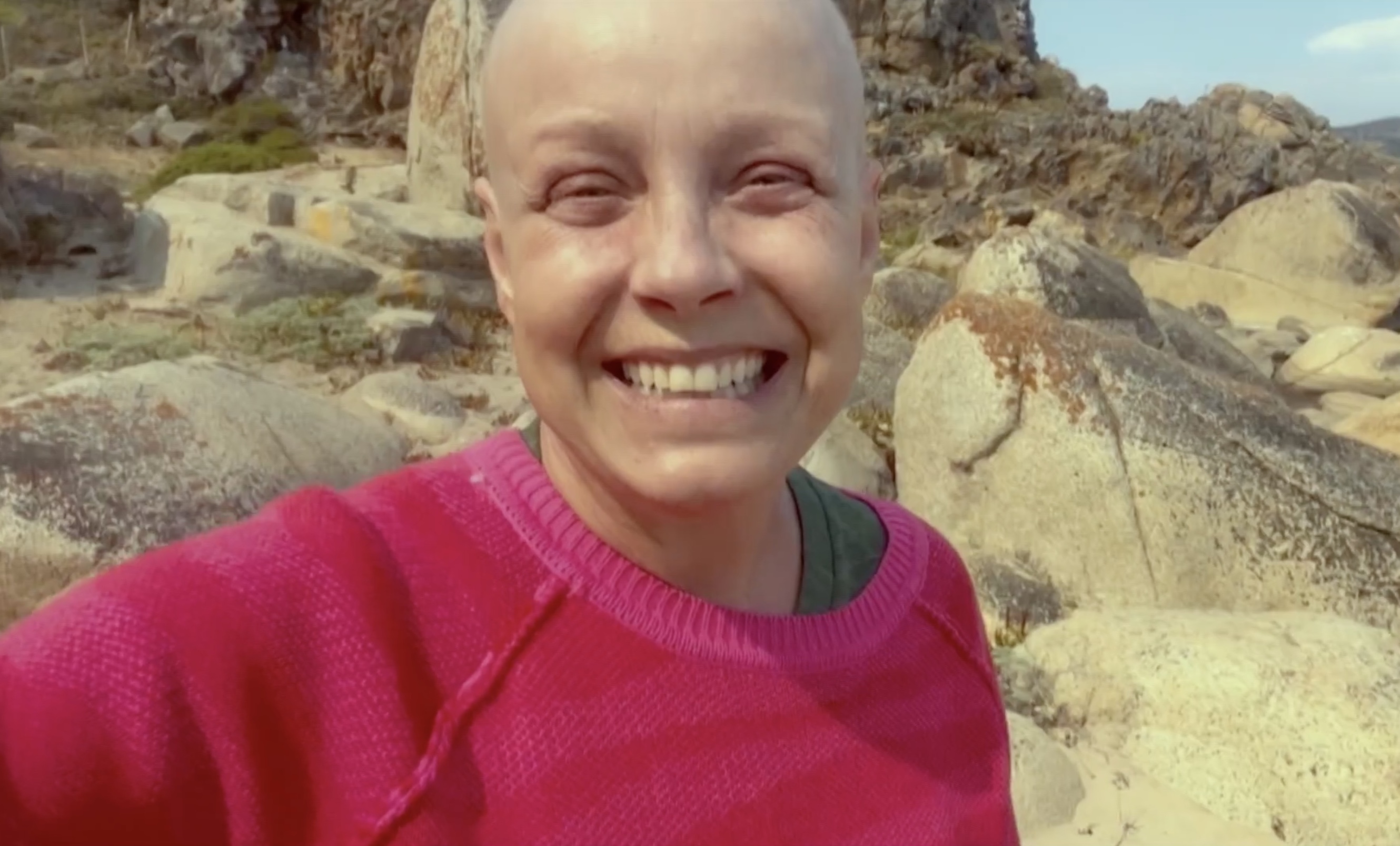Claudia Conserva revelando que está libre de cáncer