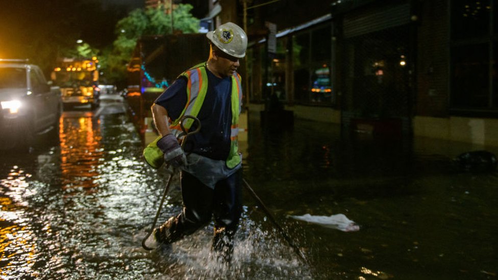 Un bombero de Nueva York durante el huracán Ida, de 2021