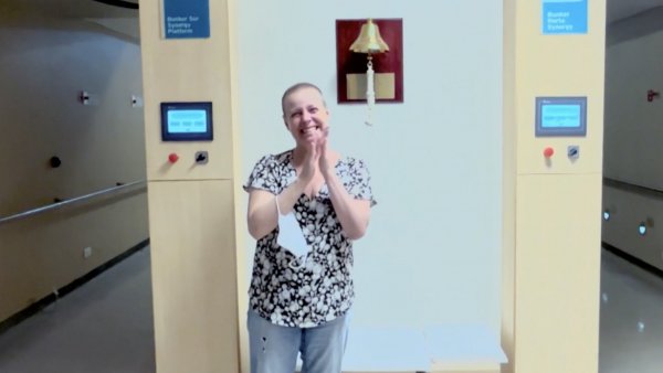 Claudia Conserva tocando campana tras ganarle al cáncer de mama