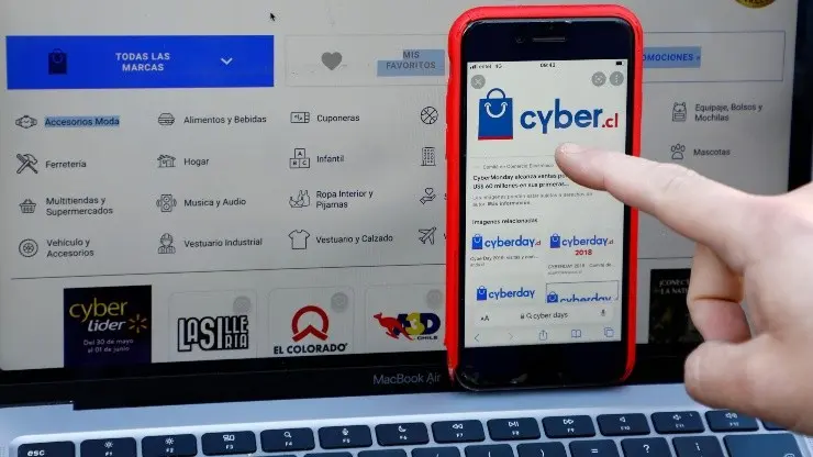 Computador y celular en páginas del CyberDay