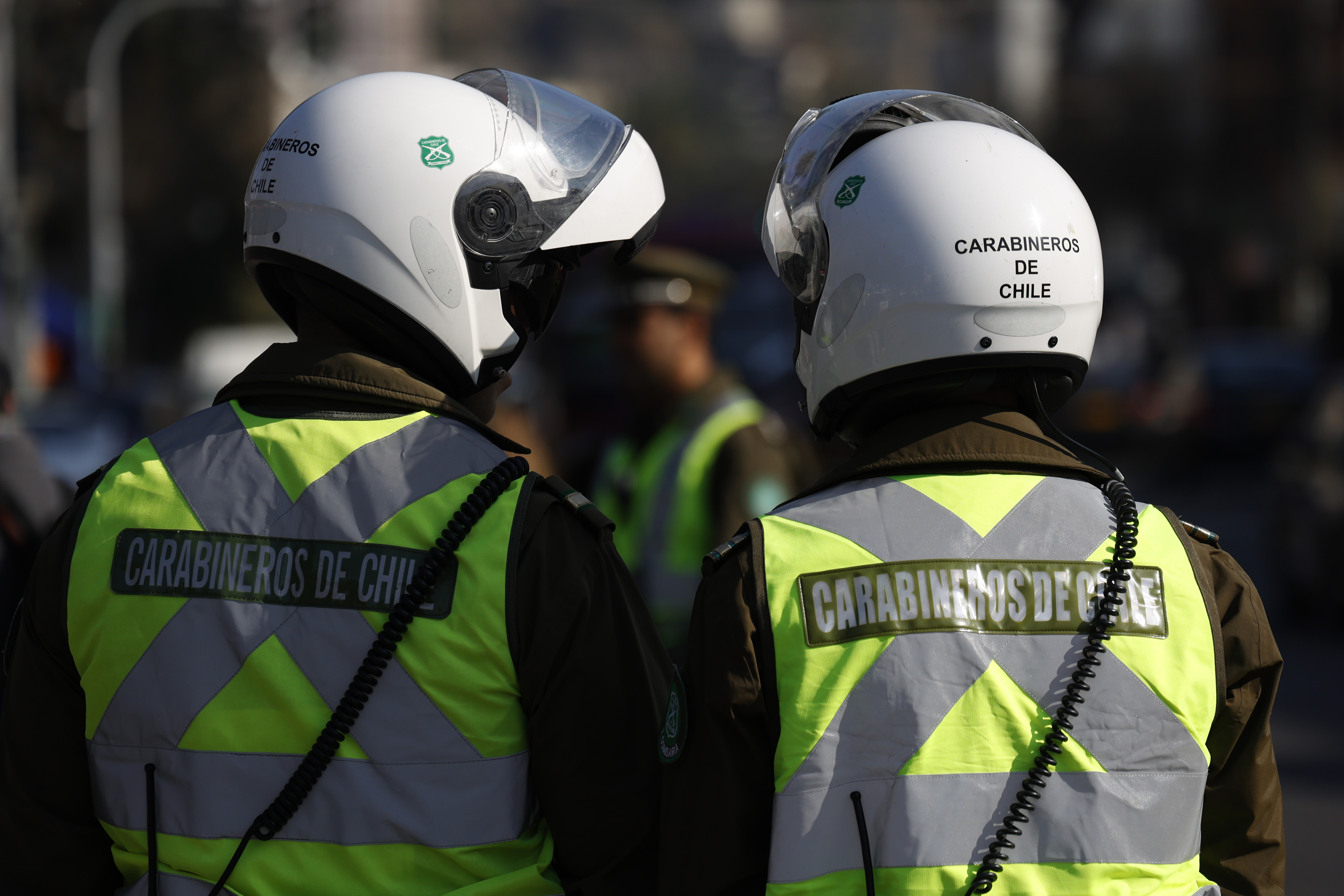 Carabineros de espaldas