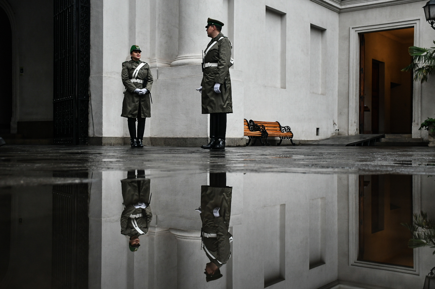 Carabineros en el Palacio de La Moneda.