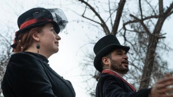 Actores personificados como antiguos habitantes de Chile.