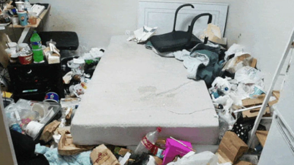 El cuarto desordenado de Yoo Seung Gyu, con basura, botellas y contenedores de comida vacíos por todas partes