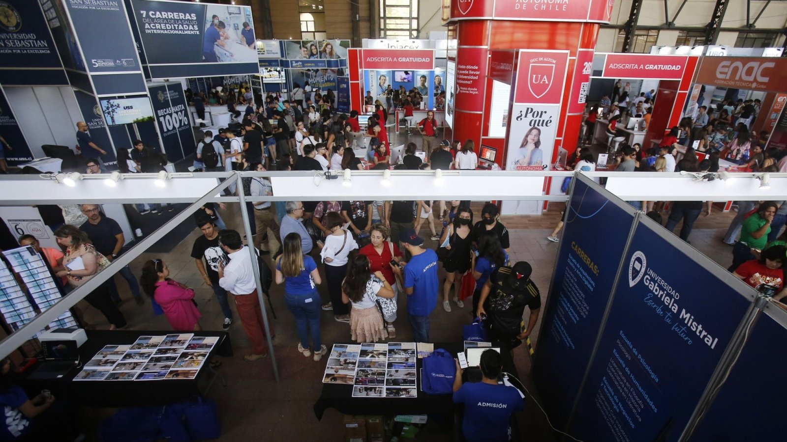 Estudiantes en feria universitaria