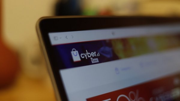 Computador con la página del CyberDay 2023 abierta.