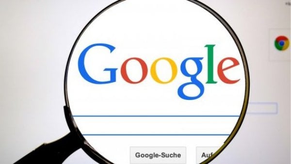 Lupa sobre el logo de Google.