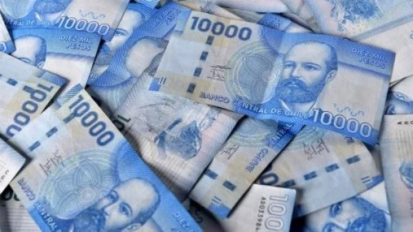 Billetes de diez mil pesos agrupados.