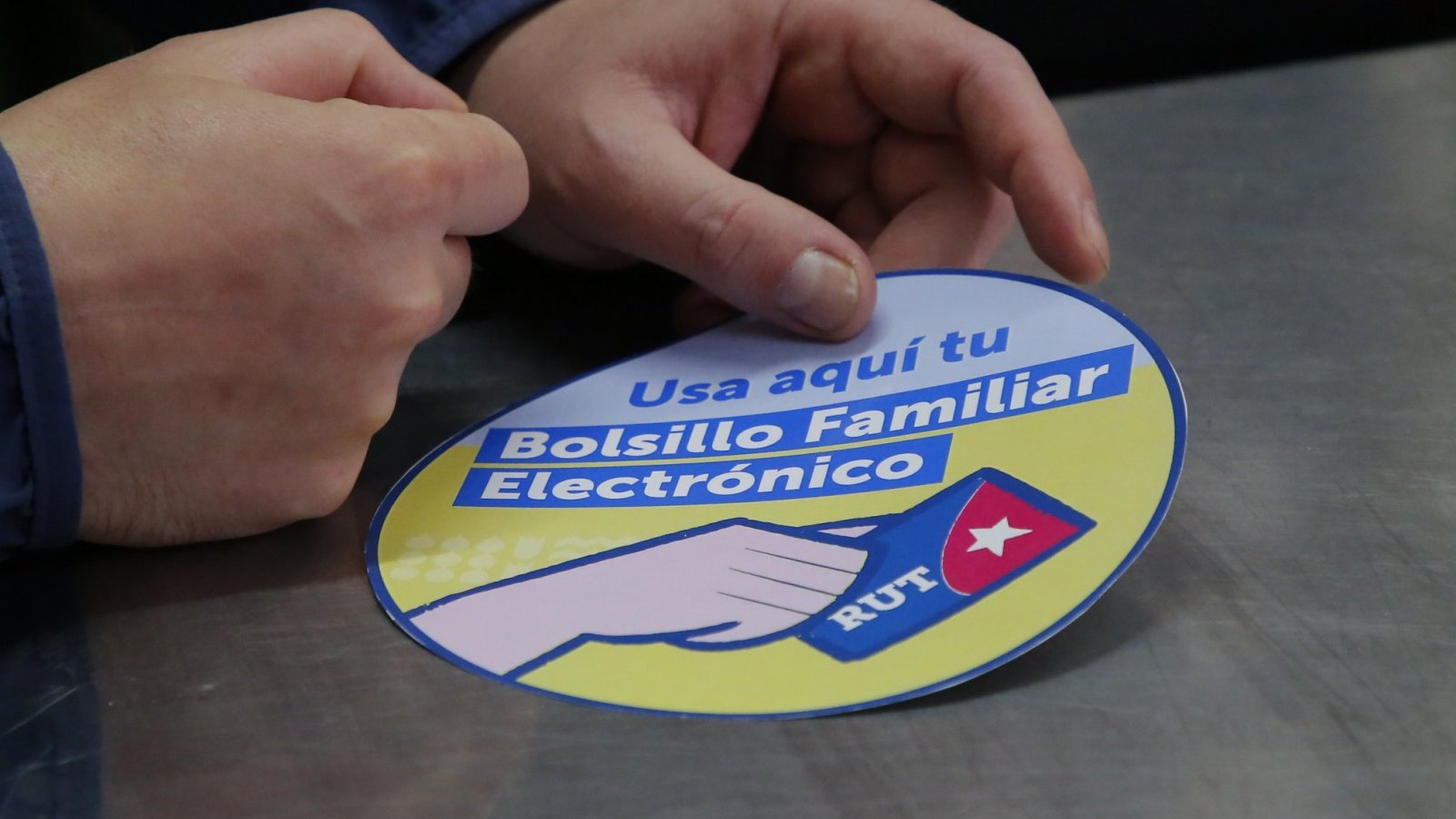 Sticker de Bolsillo Familiar Electrónico en un local habilitado.
