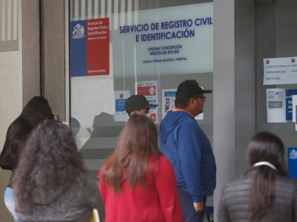Personas haciendo fila en una oficina del Registro Civil.