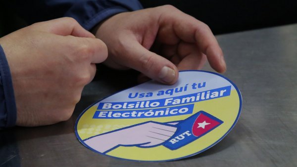 Sticker de Bolsillo Familiar Electrónico en un local habilitado.