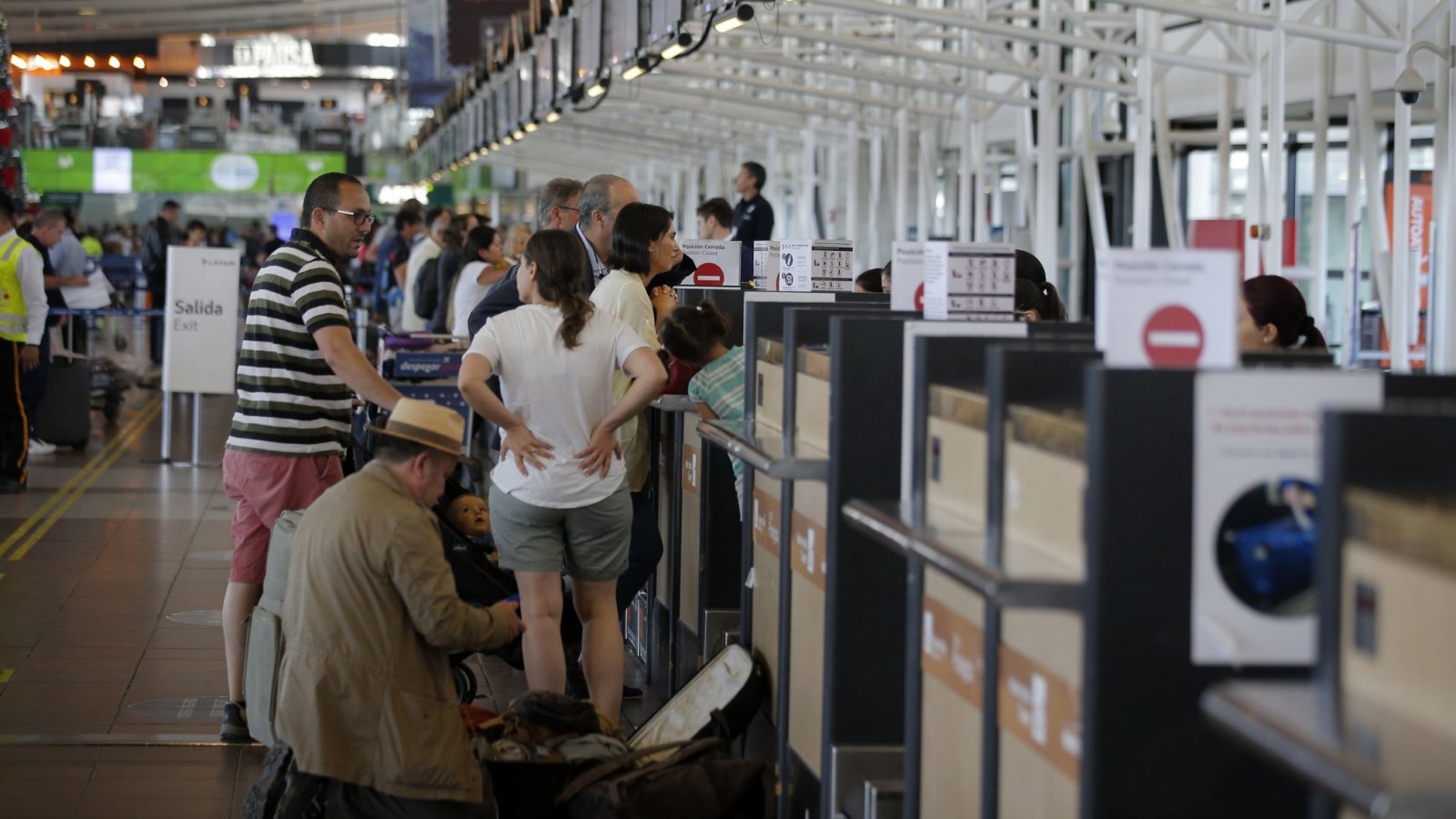 Personas en el aeropuerto.