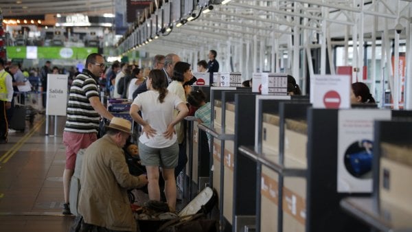 Personas en el aeropuerto.