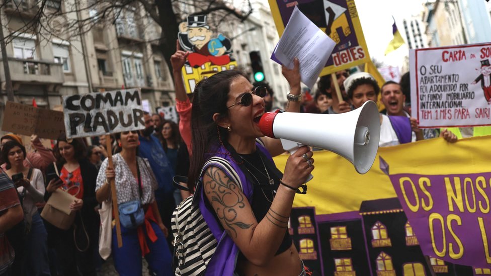 Una protesta en demanda de viviendas en Lisboa en abril de 2023.