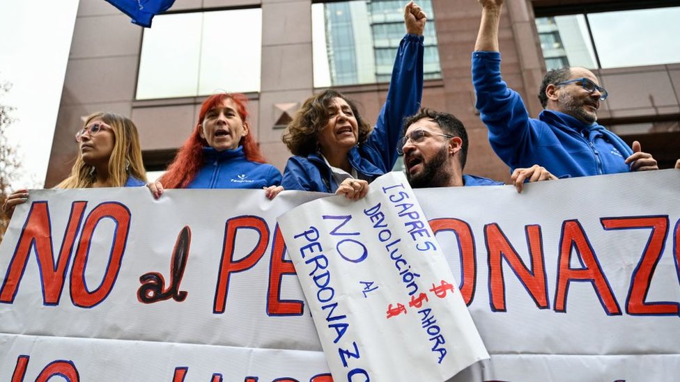 Trabajadores de la salud pública protestan frente a la sede de la Asociación de Isapres por la deuda que las aseguradoras mantienen con sus afiliados.