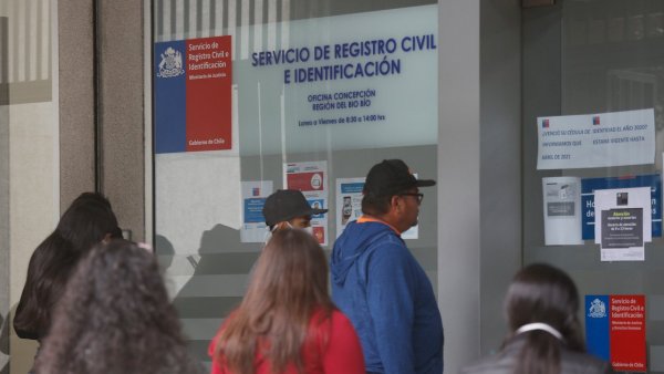 Personas haciendo fila en una oficina del Registro Civil.