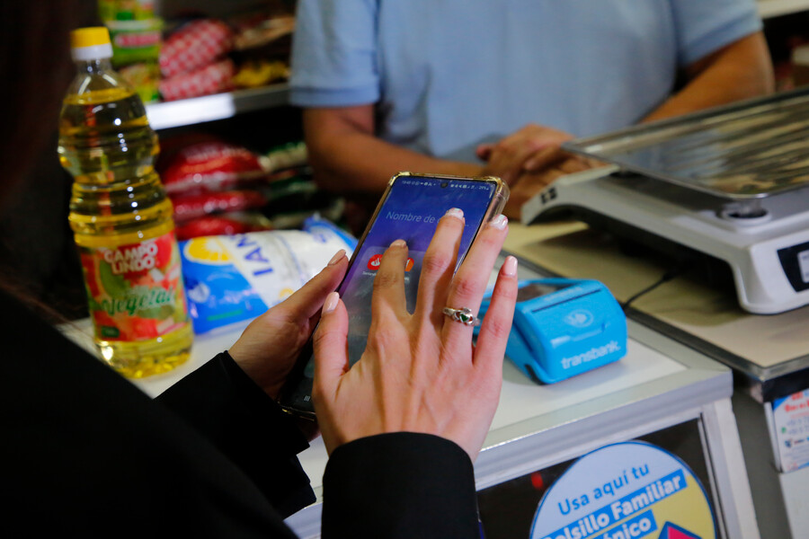 Persona comprando en un local con el Bolsillo Familiar Electrónico