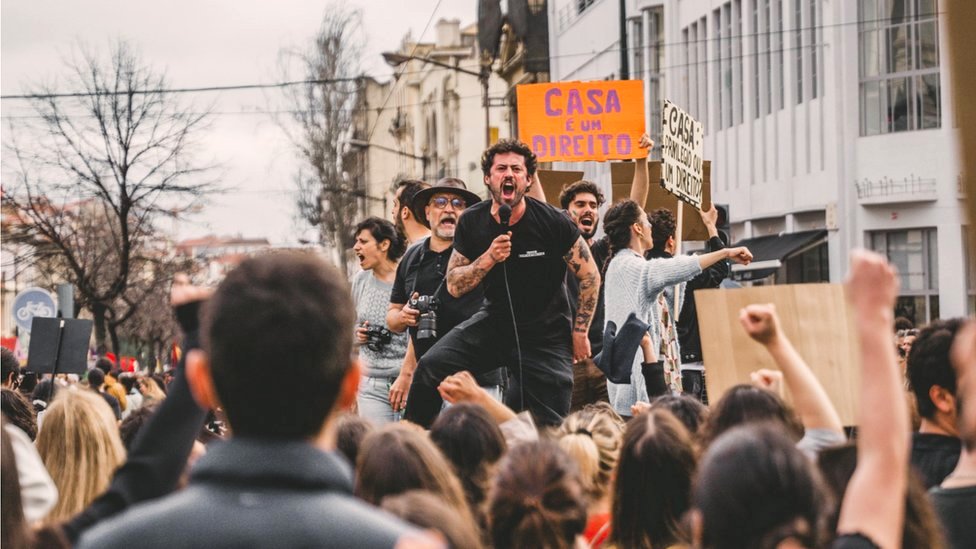 El comendiante Diogo Faro en una protesta por viviendas.