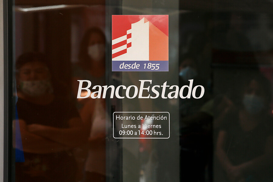 Puerta de una sucursal del BancoEstado