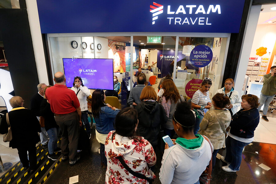 Personas esperando afuera de una oficina de Latam.