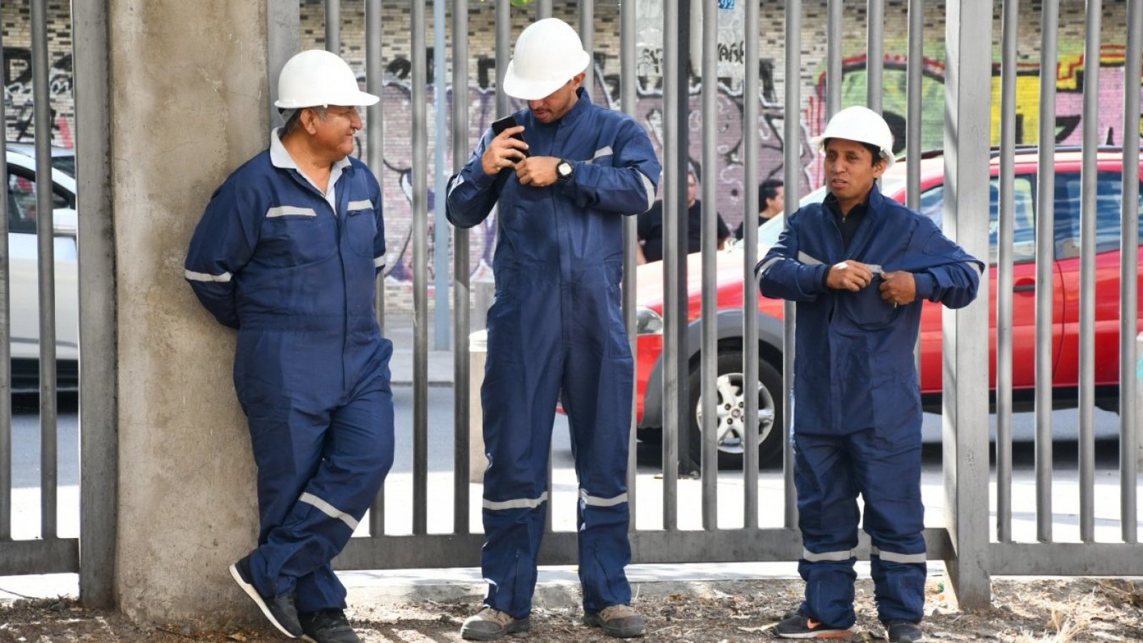 Trabajadores conversando entre ellos.