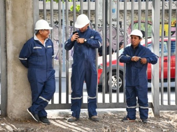 Trabajadores conversando entre ellos.