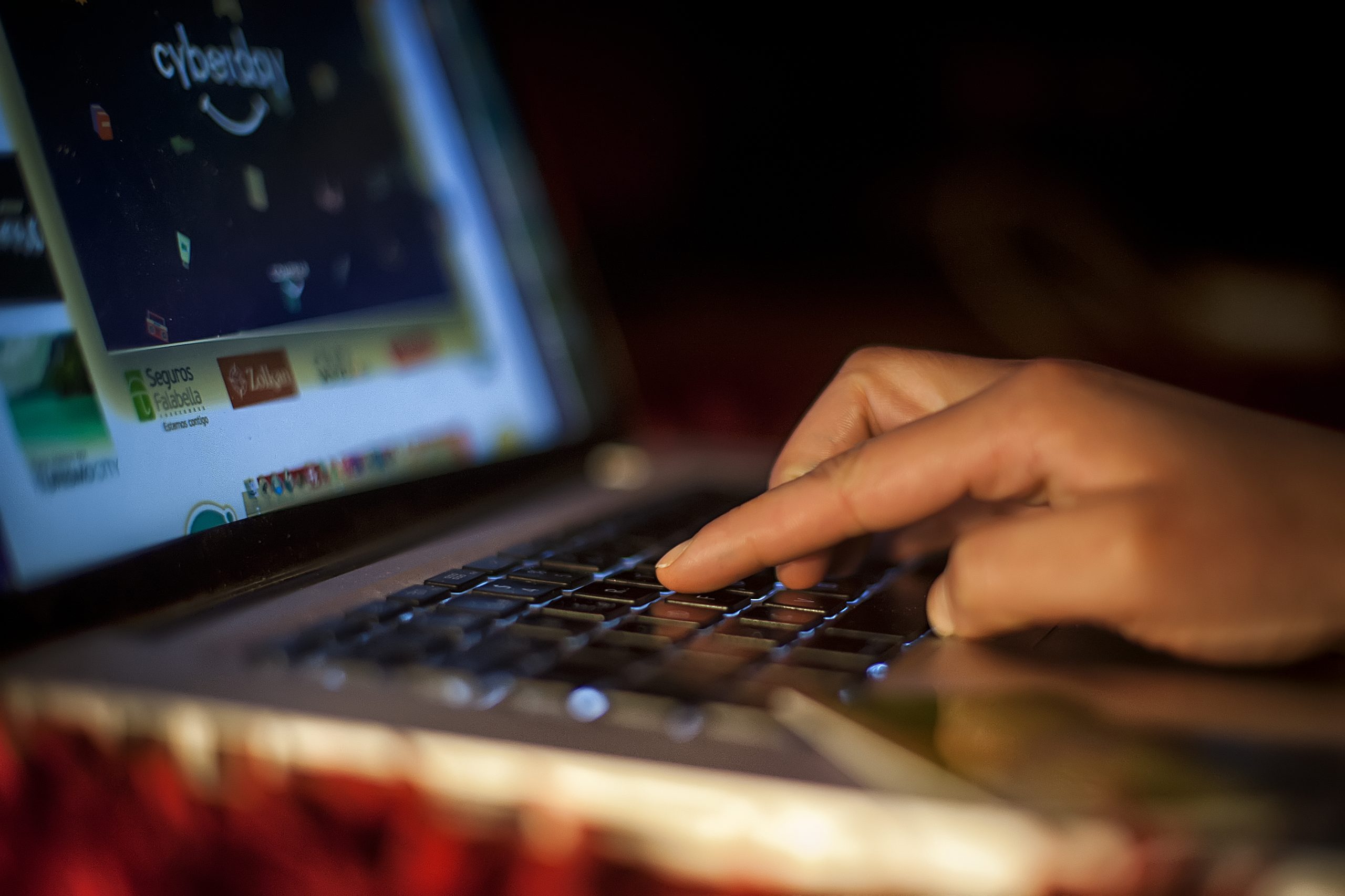 Persona escribiendo sobre un teclado.