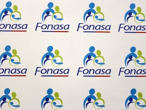Logo de Fonasa repetido varias veces.