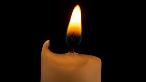 Vela encendida en la oscuridad tras corte de luz.