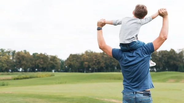 Padre de espaldas con su hijo