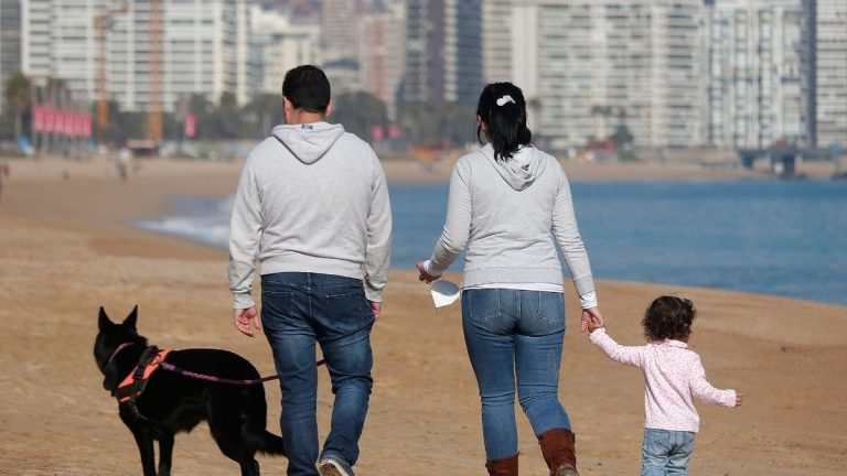 Familia paseando por la playa