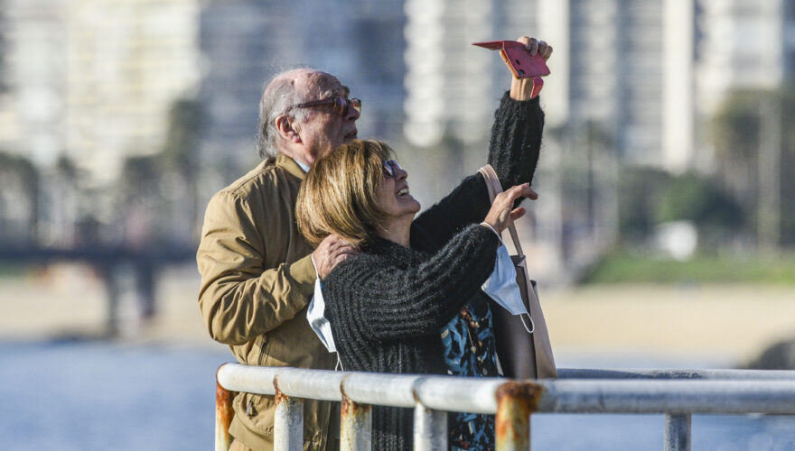 Pareja disfrutando de la playa