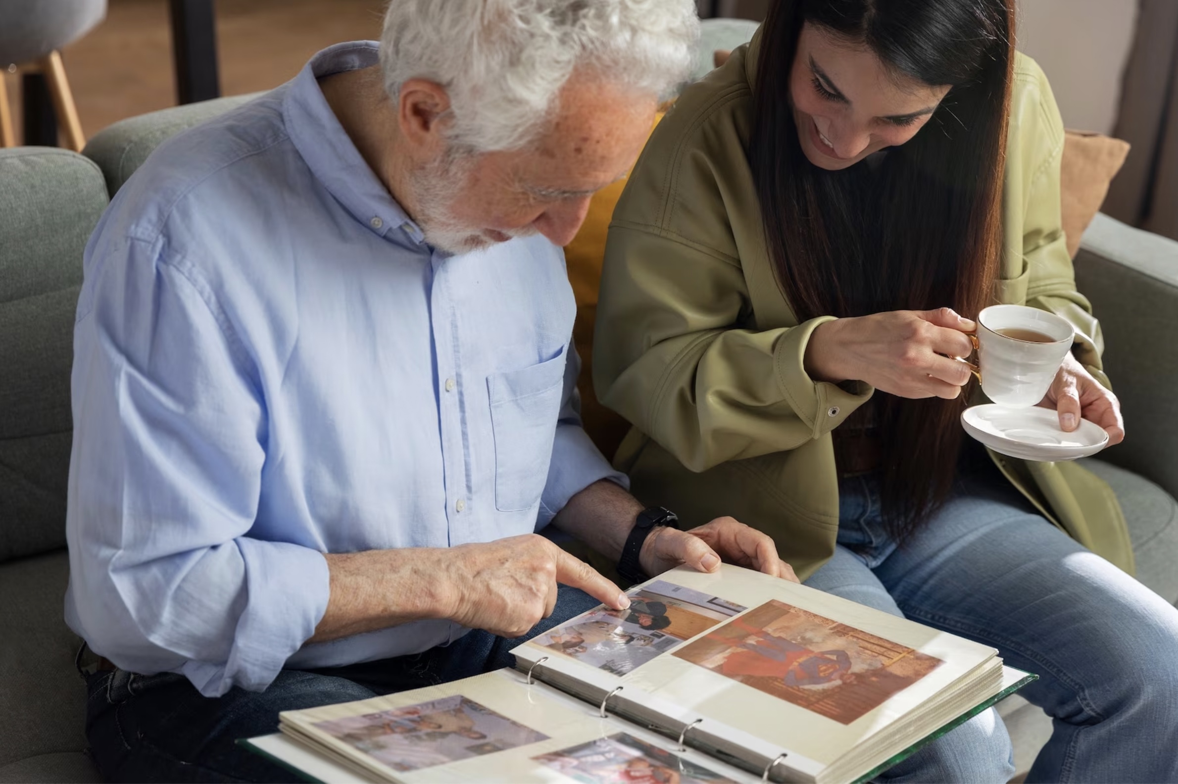 Padre e hija viendo un álbum de fotos